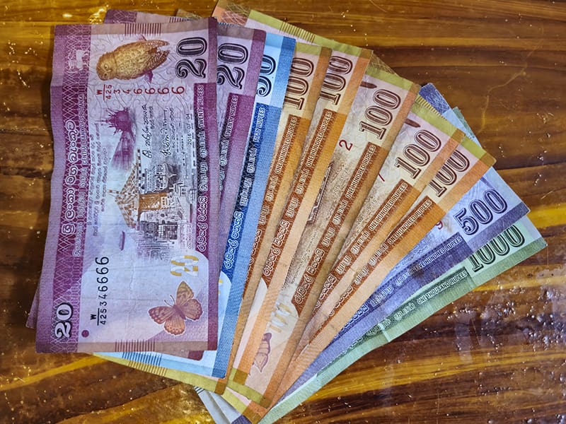 dinero sri lanka cambio