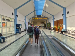 pasillo terminal llegadas aeropuerto colombo