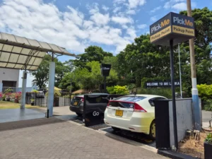 puesto coches aplicacion taxi Pickme Uber en aeropuerto colombo Sri Lanka