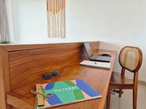escritorio en mi habitacion hotel outpost weligama