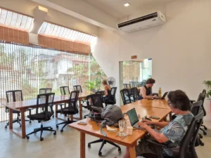 gente trabajando online coworking outpost weligama sri lanka