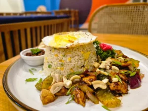mi cashew devilled chicken en restaurante hotel outpost weligama