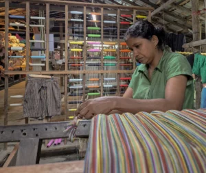 mujer esrilanquesa preparando urdimbre taller de tejidos artesanal sri lanka