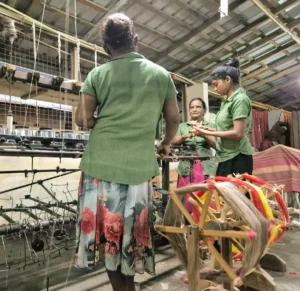 mujeres locales preparacion urdimbre Sooriya Weaving Mills taller tradicional tejidos Sri Lanka