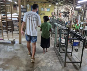 trabajadora y yo en Sooriya Weaving Mills Galle Sri Lanka