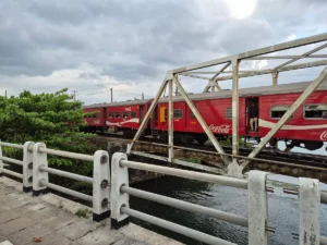 tren en puente costa sur sri lanka