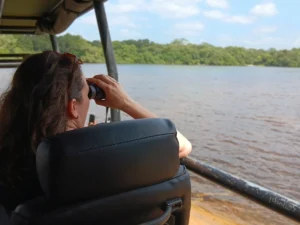 wilpattu national park turista contempla laguna