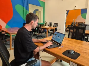 yo trabajando online en coworking outpost weligama sri lanka