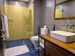 baño habitacion hotel lake avenue en kandy sri lanka