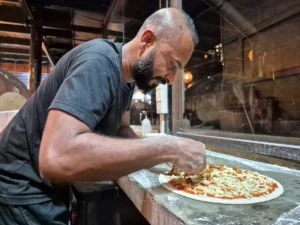chef preparacion pizza restaurante mango garden comer en kandy