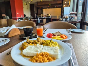 desayuno local fruta y zumo en hotel kandy sri lanka