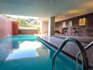 piscina y tumbonas hotel lake avenue kandy