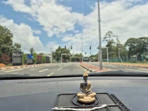 carretera y buda desde taxi en sri lanka