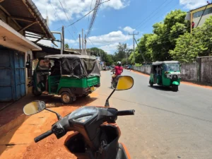 como moverse por trincomalee sri lanka mi scooter