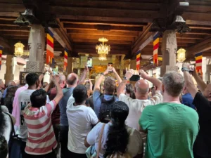turistas en sri dalada maligawa kandy