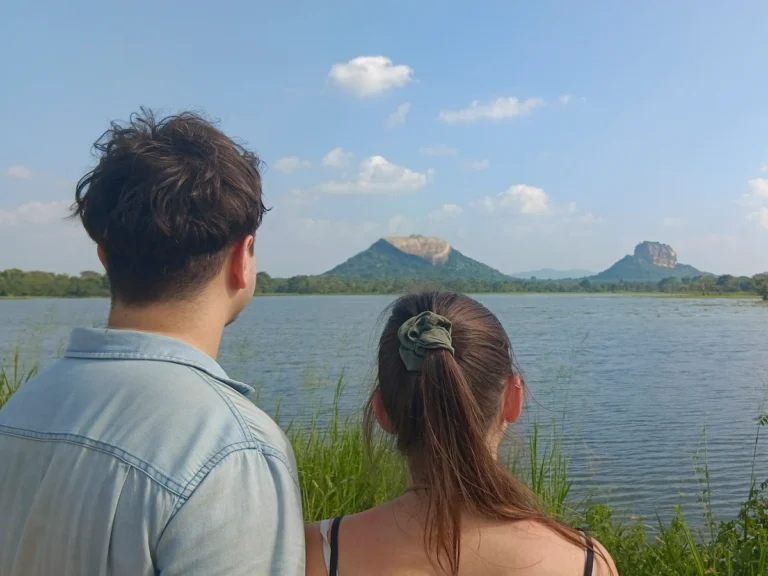 Lion Rock y Pidurangala Rock vistas desde el lago Thalkote en Sigiriya