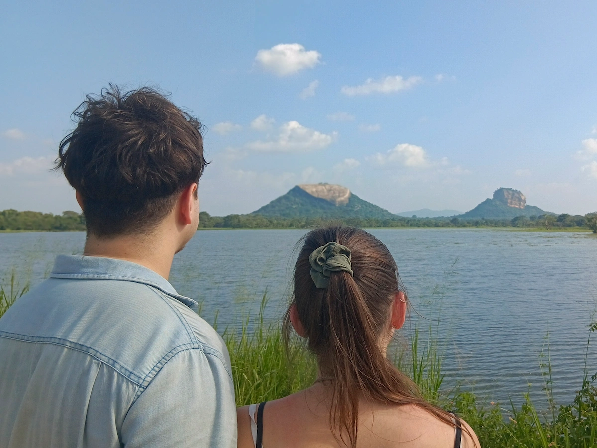 Lion Rock y Pidurangala Rock vistas desde el lago Thalkote en Sigiriya