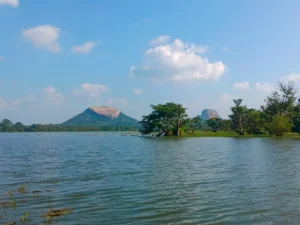 pidurangala rock y lion rock desde lago thalkote