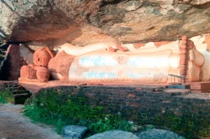 subir a la roca de pidurangala en sri lanka buda reclinado