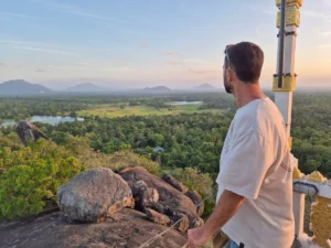 yo contemplando atardecer dambulla en templo ederagala