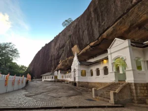 acceso templo de oro cuevas de dambulla