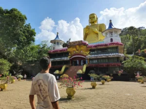 buda dorado y yo en templo de oro dambulla