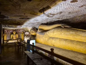 buda reclinado cueva 5 dambulla devana alut viharaya