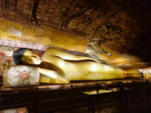 buda reclinado cueva dambulla numero III maha alut viharaya