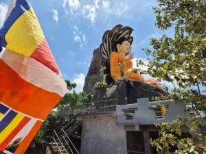 estatua buda y bandera budista en templo sankassapura en dambulla