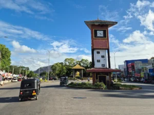torre del reloj y paisaje del centro de la ciudad de dambulla