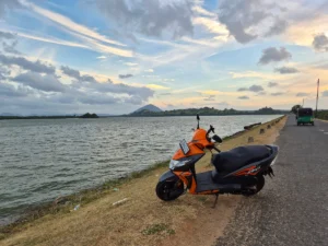 paisaje del lago ibbankatuwa, montaña, carretera y mi scooter