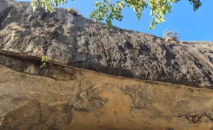 detalle del drip ledge en la roca del templo de la cueva de dambulla