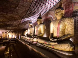 estatuas de buda en la cueva maha alut viharaya del templo dorado