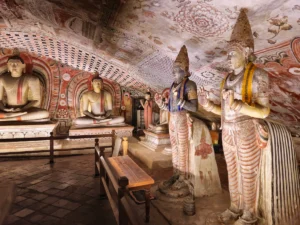 estatuas de vishnu y saman en cueva 2 del templo de oro