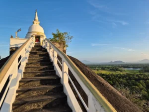 estupa, escalera y paisaje del templo ederagala