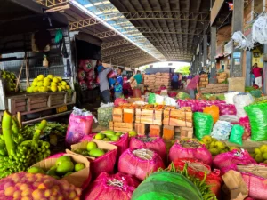 trabajadores locales y frutas y verduras en mercado mayorista de la ciudad de dambulla sri lanka