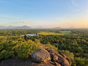paisaje de dambulla, montañas y lagunas desde templo ederagala