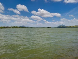 paisaje del lago ibbankatuwa y montañas de dambulla