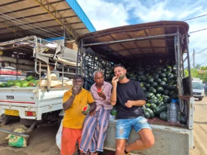 vendedores locales y yo en mercado mayorista de dambulla sri lanka