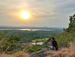 yo contemplando el atardecer y paisaje en la cima de dahayak kanda