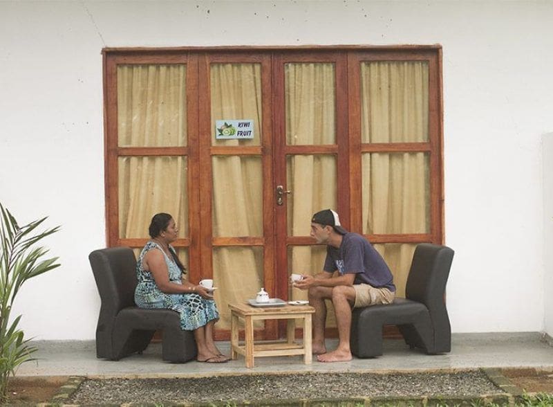 14 realidades de vivir en Sri Lanka akka y yo charlando en Tallala costa sur
