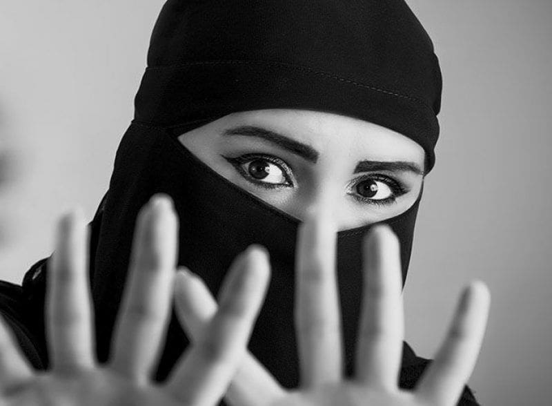 El Departamento Criminal viene al hostel mujer con burka