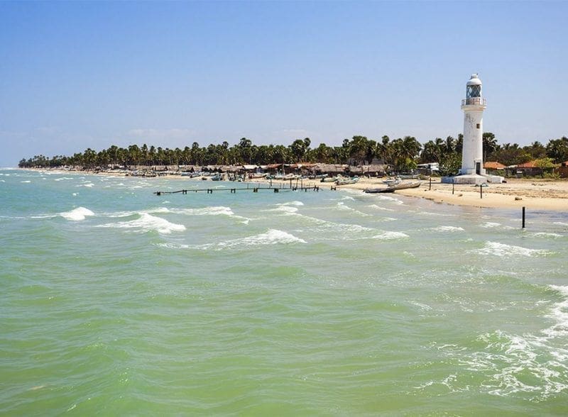 viajar a Mannar paisaje de Talaimannar con el faro, la playa los barcos de pescadores